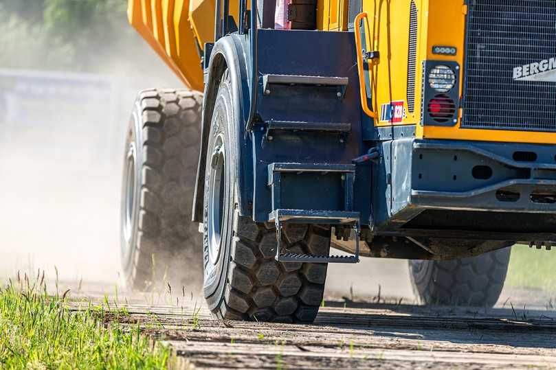 Die BKT SR 31 Radialreifen am Bergmann-Dumper C828 machten einen guten Job auf den Baustraßen von Bunte in Papenburg. | Foto: Bohnenkamp Die BKT SR 31 Radialreifen am Bergmann-Dumper C828 machten einen guten Job auf den Baustraßen von Bunte in Papenburg. | Foto: Bohnenkamp