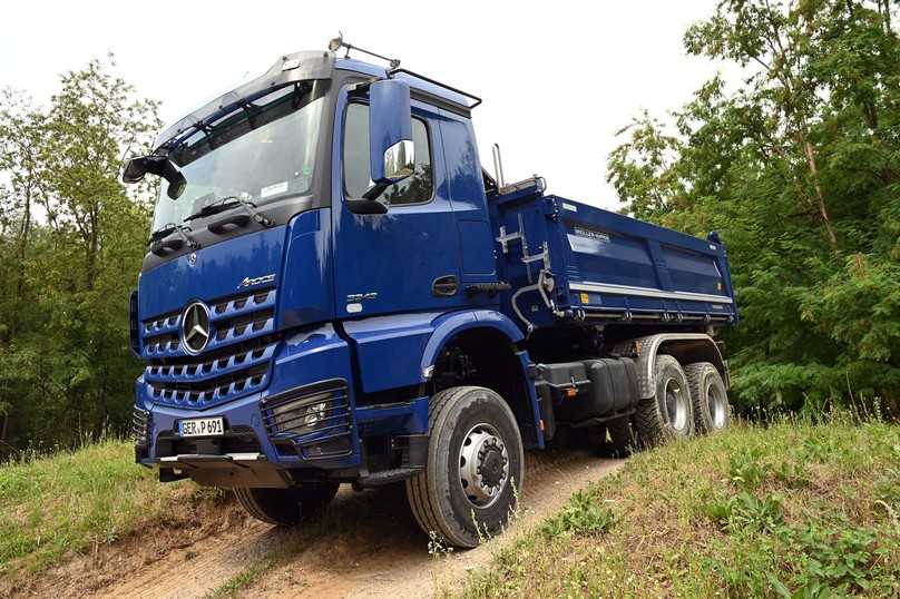 Der Arcos 3343 AK 6x6-Kipper mit zuschaltbarem Allradantrieb an der Vorderachse kämpft sich mit 428 PS aus 10,7 Liter Hubraum durchs Gelände. | Foto: QUATEX
