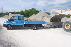 Iveco Daily 70C21 mit Humbaur-Dreiseitenkipper
