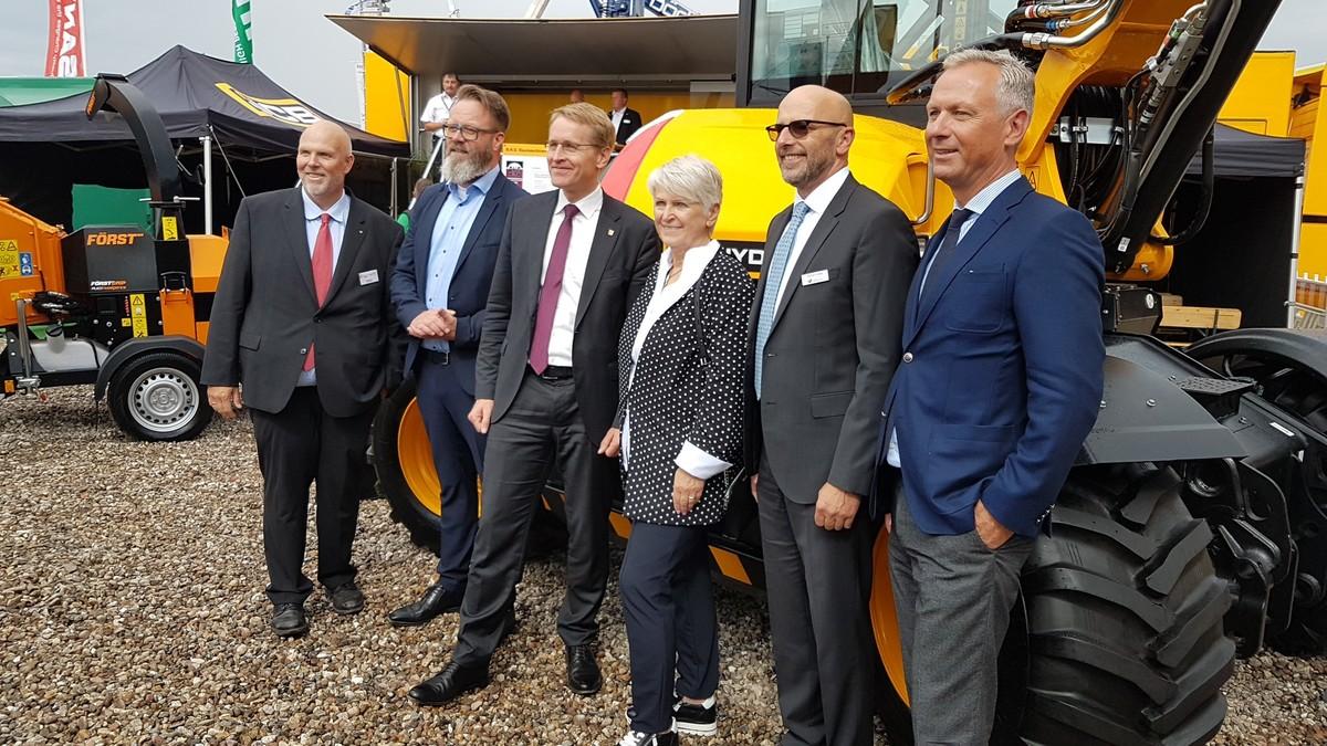 Posieren für die Presse (v.l.): Holstenhallenchef Dirk Iwersen, Wirtschaftsminister Claus R. Madsen, MP Daniel Günther, Neumünsters Stadtpräsidentin Anne-Katharina Schättiger, Vorwerk-CEO Torben Kleinfeldt und Matthias Boxberger, Vorstandvorsitzender HanseWerk AG | Foto: bb