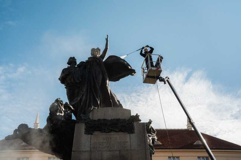 Eine Hubarbeitsbühne ermöglicht die vollständige Reinigung der neun Meter
hohen Statue. | Foto: Kärcher