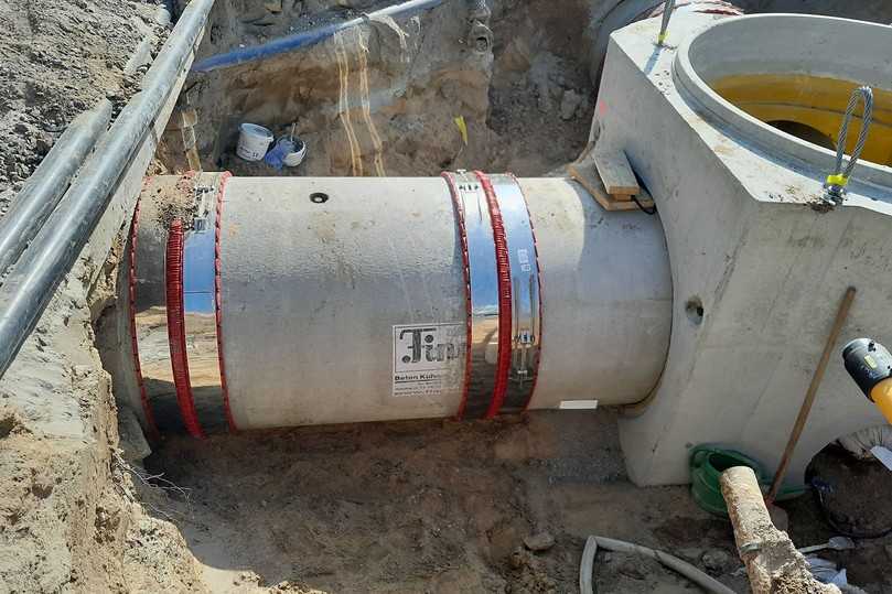 Zur Einbindung der Bestandsrohre aus Beton im Kreuzungsbereich Elisabethenstraße machen sich die VPC-Rohrkupplungen XXL bezahlt. | Foto: Funke Kunststoffe 