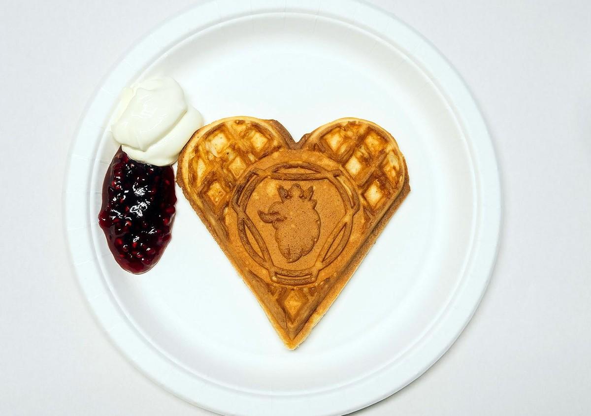 Das Waffeleisen spukt das heiße Gebäck mit Scania-Logo samt Greif aus und schmeckt allen Teilnehmern des Scania Winter Drive 2023. | Foto: Scania