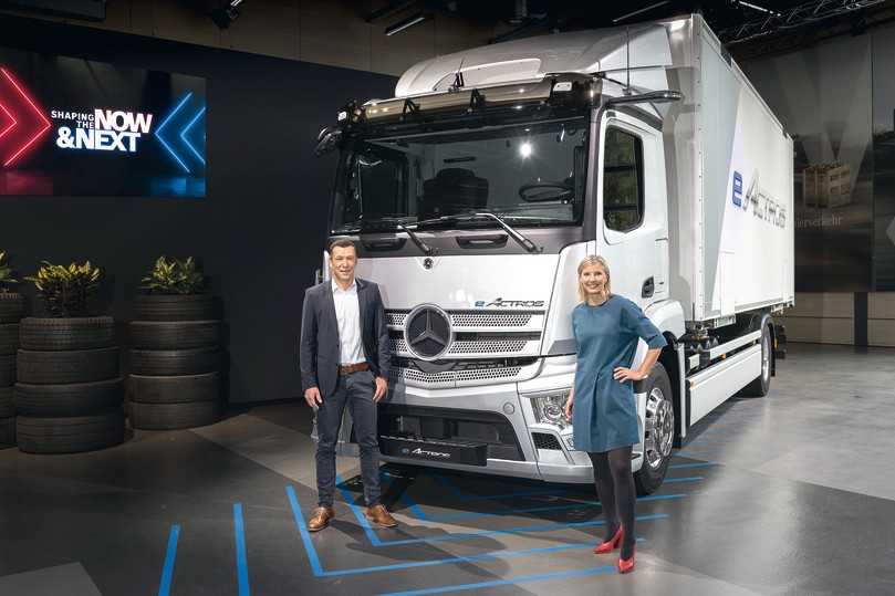 Marketing-Leiter Andreas von Wallfeld (li.) und Mercedes-Benz Trucks-Chefin Karin Rådström beim Serienstart des eActros. | Foto: Daimler Truck AG Marketing-Leiter Andreas von Wallfeld (li.) und Mercedes-Benz Trucks-Chefin Karin Rådström beim Serienstart des eActros. | Foto: Daimler Truck AG