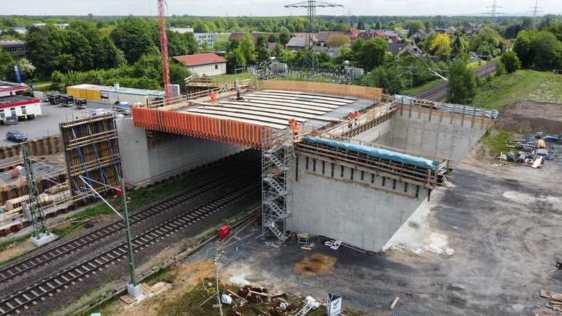 Das Baufeld an der Siemensstraße in Neustadt am Rübenberge: Hier entsteht die neue Straßenüberführung, die den bisherigen Bahnübergang ersetzt. | Foto: Echterhoff