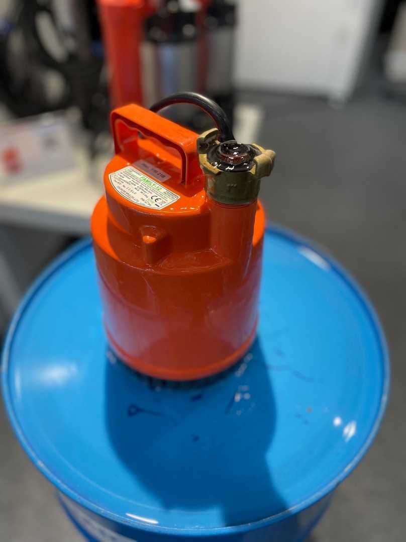 Nützlicher Helfer, wenn Wasser zu beseitigen ist: kleine flachsaugende Tauchpumpe "Family-12" am Stand von Tsurumi auf der Tiefbau Live 2023. | Foto: Tsurumi Nützlicher Helfer, wenn Wasser zu beseitigen ist: kleine flachsaugende Tauchpumpe "Family-12" am Stand von Tsurumi auf der Tiefbau Live 2023. | Foto: Tsurumi