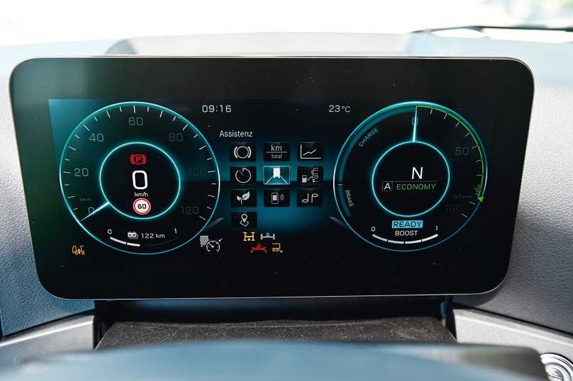 Das individuell einstellbare Fahrerinformationsdisplay zeigt auch den aktivierten Nebenabtrieb für den Aufbau an. | Foto: Mercedes-Benz Trucks, Meiller, Quatex Das individuell einstellbare Fahrerinformationsdisplay zeigt auch den aktivierten Nebenabtrieb für den Aufbau an. | Foto: Mercedes-Benz Trucks, Meiller, Quatex