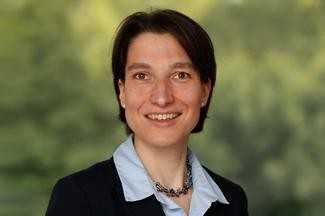 Simone Hübener studierte Architektur in Karlsruhe und Rom und arbeitet seit 2007 als freie Journalistin mit den Schwerpunkten Architektur und Bauen. Bis 2014 war sie freie Mitarbeiterin bei frei04 publizistik in Stuttgart, von 2010 bis 2015 Geschäftsführerin des architekturbild e.v. Seit 2020 ist sie als Referentin beim Bundesamt für Bauwesen und Raumordnung in Berlin tätig und schreibt weiterhin für renommierte Fachzeitschriften. | Foto: Michael Fuchs