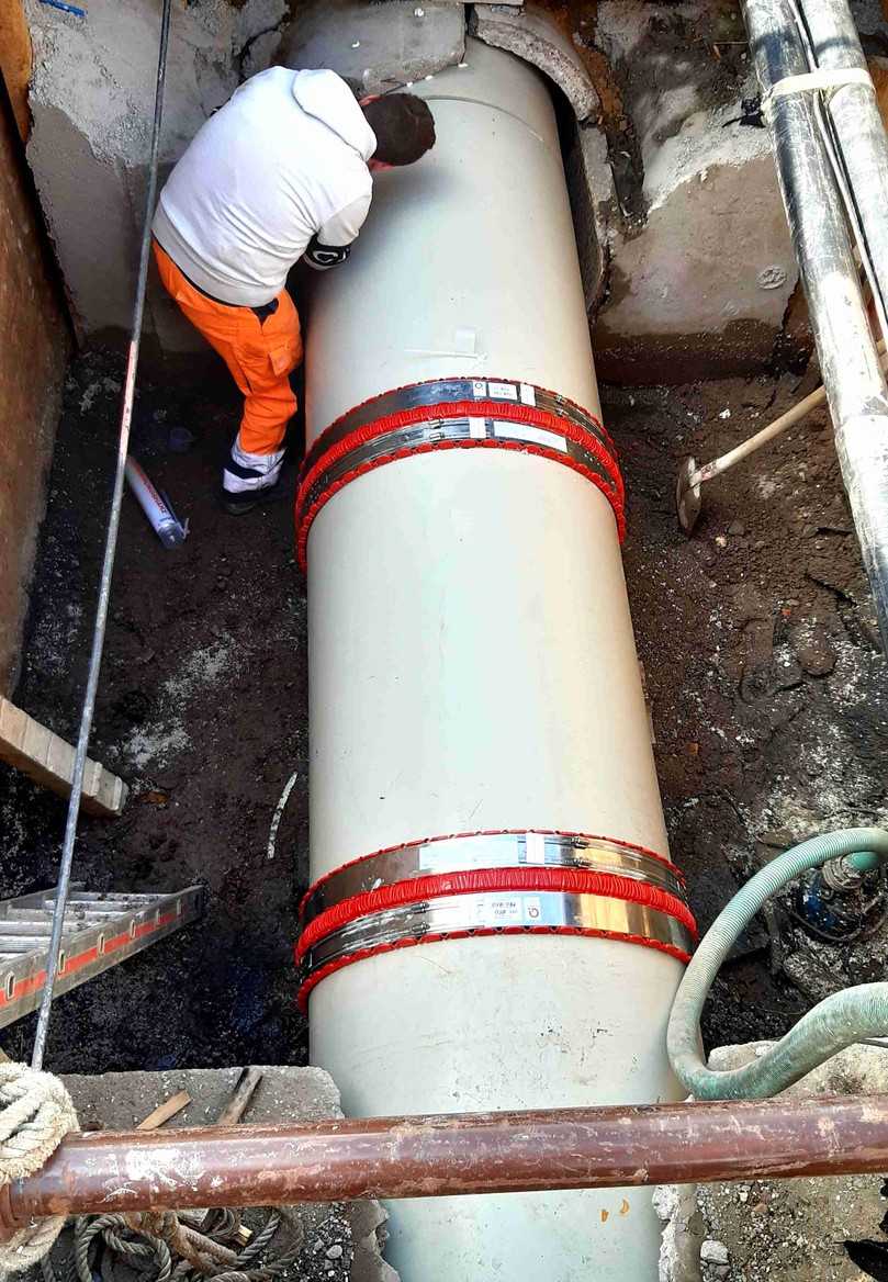 In einer Zwischenbaugrube wurden zwei Rohrstränge sicher miteinander verbunden. | Foto: Sanierungstechnik Dommel