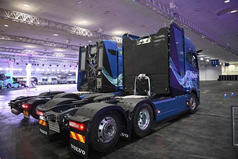 Links der Volvo FH Aero mit Brennstoffzelle, rechts der Volvo FH Aero Hydrogen mit Wasserstoff-Verbrenner: Probefahrten mit den Versuchsträgern während der IAA. | Foto: FH
