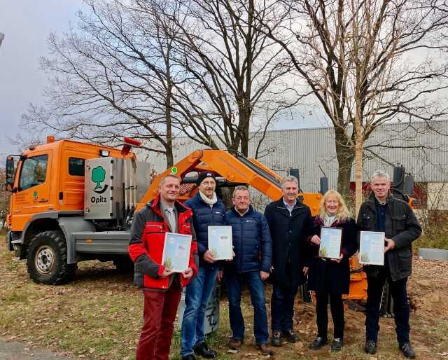 Vier Urkunden konnte der Bürgermeister direkt aushändigen. (v.l.) Ralf Weber (Funke Kunststoffe), Alexander Heimlich und Mitarbeiter Zimmermann (Pirtek Nürnberg/Lauf), Kurt Krömer, Sonja Bauer (B_I galabau) und Michael Elison (GaLaBau Praxis).