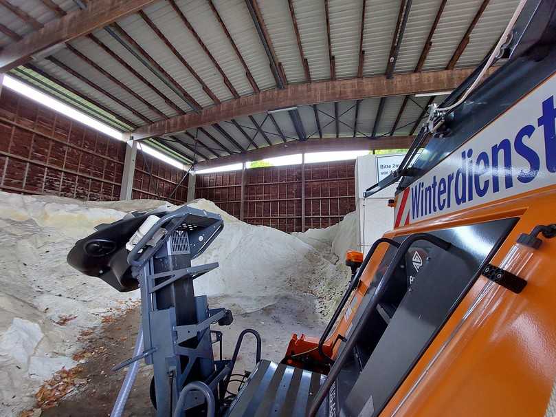 In Kiel ist die Verantwortung für die Beseitigung von witterungsbedingter Glätte und Schnee geteilt: Sie liegt beim ABK und bei Eigentümerinnen und Eigentümern der Grundstücke, die an Straßen grenzen. | Foto: ABK/LH Kiel/Josefus