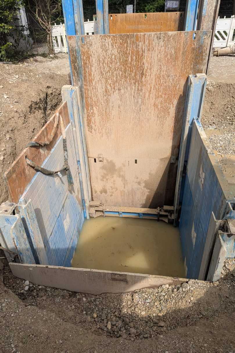 Zur Sicherung der Baugrube wurden nur äußere Verbauplatten eingebaut, alle in einer Schiene geführt. Die glatte Verbauwand schuf die Basis für den späteren Rückbau und das Ziehen der Platten. | Foto: Bau GmbH Herrischried