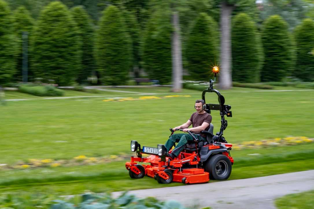 Ariens: StVZO-Straßenkit für Zero-Turn-Mäher