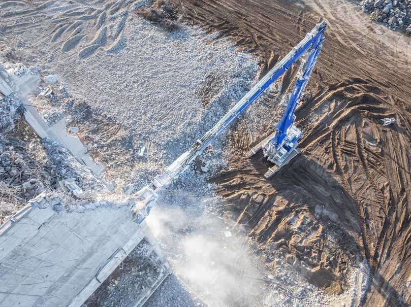 Am Abbruchbagger ist eine Kombischere vom Typ MBI CC35R Bi-Booster angebaut. | Foto: MBI