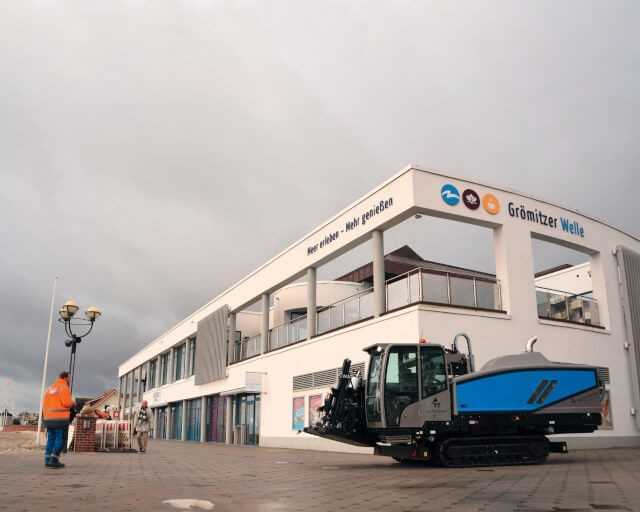 Der Grundodrill 28N plus vor dem Meerwasser-Brandungsbad „Grömitzer Welle“.