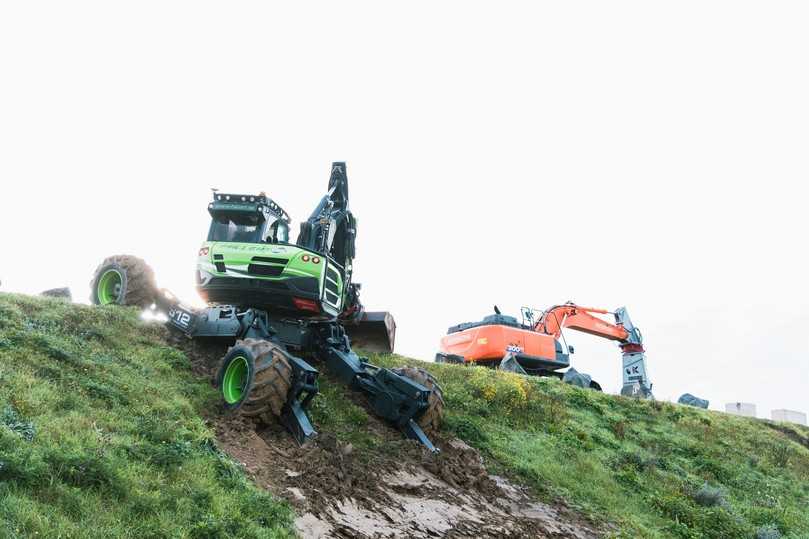 Ein Schreitbagger Kaiser S12 klettert bei den Praxistagen an einem Abhang. Die Baumaschine wurde von der Firma Makineo mit Maschinensteuerung von Leica Geosystems ausgestattet. | Foto: Coreum Ein Schreitbagger Kaiser S12 klettert bei den Praxistagen an einem Abhang. Die Baumaschine wurde von der Firma Makineo mit Maschinensteuerung von Leica Geosystems ausgestattet. | Foto: Coreum