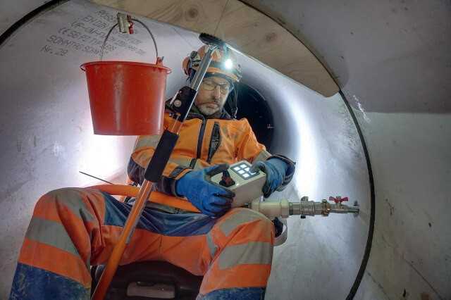 Abbildung 5: CT Rover mit Zementwanne/Mischer und Injektionspumpe vor dem Tunneleingang Abbildung 5: CT Rover mit Zementwanne/Mischer und Injektionspumpe vor dem Tunneleingang