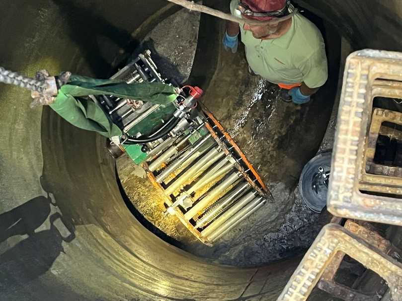 Einsetzen des Wickelkorbs in den Kanal | Foto: Geiger Kanalsanierung