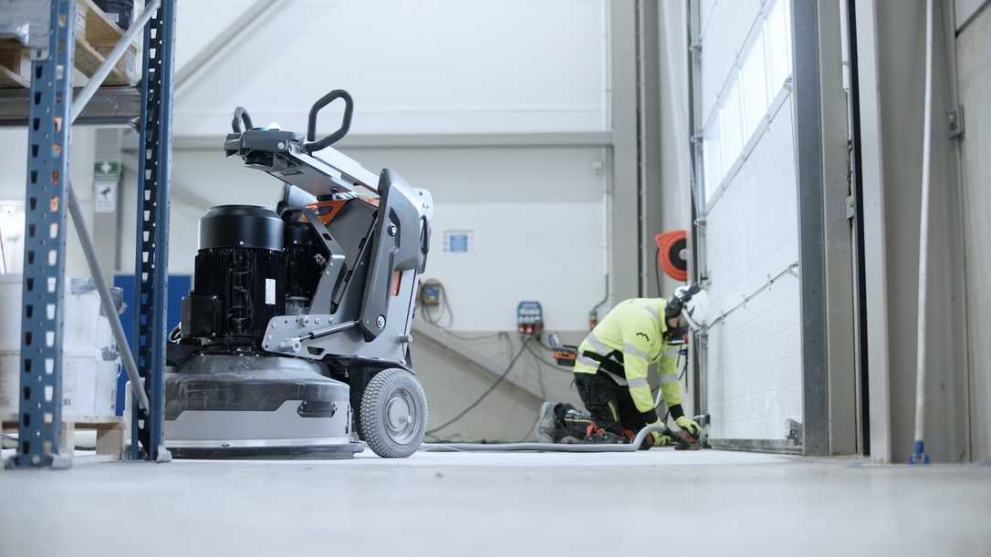 bauma 2025: Husqvarna stellt fast-automatischen Bodenschleifer vor