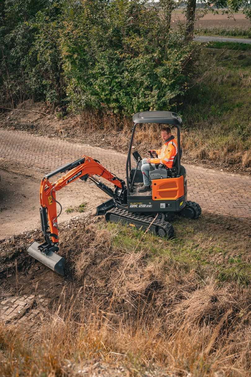 Mit der ersten vollelektrischen Maschine will Develon einen Schritt in Richtung nachhaltigere Zukunft machen: das Zwei-Tonnen-Modell DX20ZE. | Foto: Develon Mit der ersten vollelektrischen Maschine will Develon einen Schritt in Richtung nachhaltigere Zukunft machen: das Zwei-Tonnen-Modell DX20ZE. | Foto: Develon