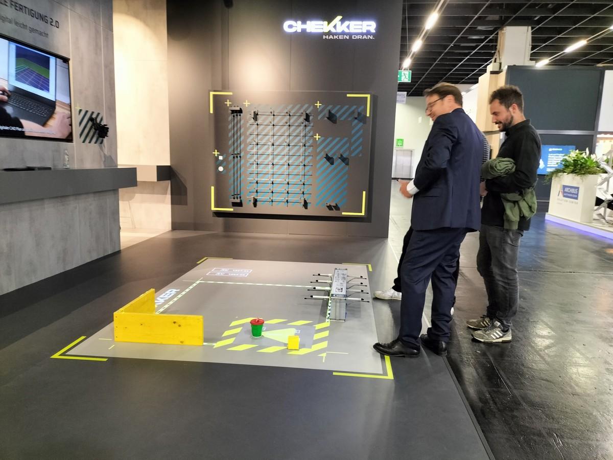 Bauhilfe vom Beamer: Mit Laserprojektor, Präzisions- und Messinstrument digitalisiert Chekker den Fertigungsarbeitsplatz. | Foto: B_I/Stärck