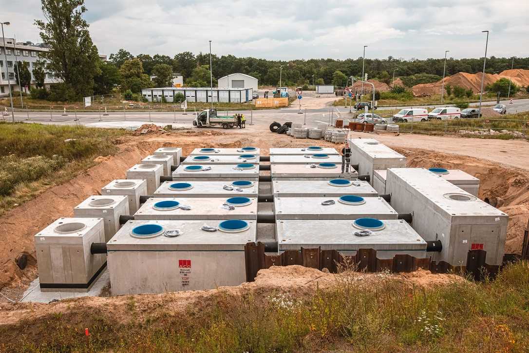 Regenwasser-Reinigung am Frankfurter Flughafen: Filterlos nachhaltig entwässern Regenwasser-Reinigung am Frankfurter Flughafen: Filterlos nachhaltig entwässern