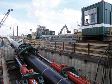 Pipe Thruster mit Steuercontainer und im Hintergrund die Separieranlage.