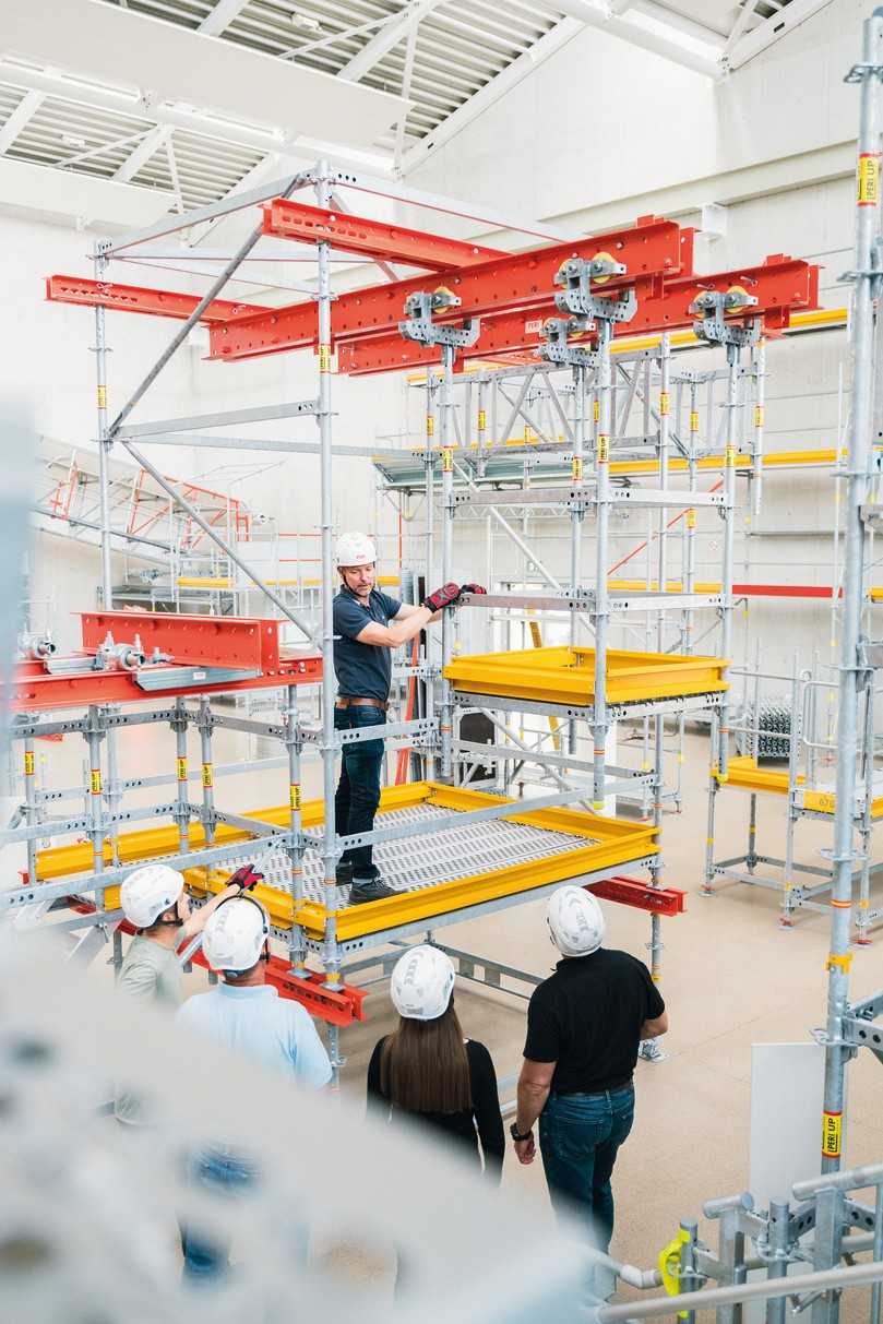Am Präsenztag steht die Praxis im Mittelpunkt: Die Teilnehmer prüfen Gerüstaufbauten und lernen, worauf es bei der Freigabe ankommt. | Foto: Peri Deutschland