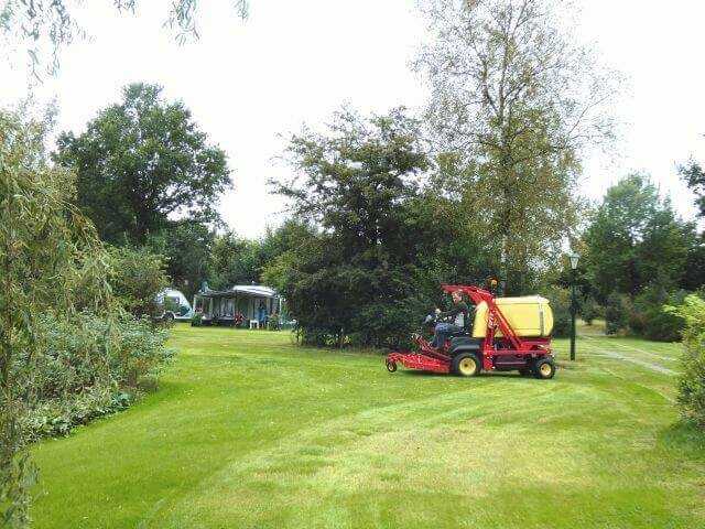 Frontmäher mit direkter Grasaufnahme für großflächige Grünflächenpflege Frontmäher mit direkter Grasaufnahme für großflächige Grünflächenpflege