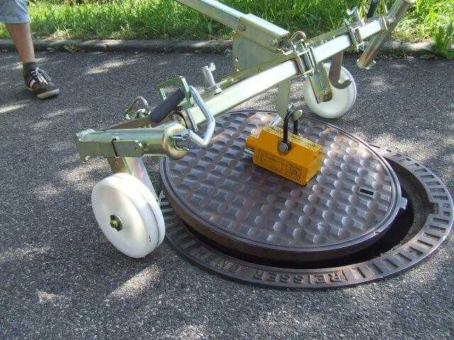 Schachtdeckelheber mit Lastmagnet. | Fotos: Probst