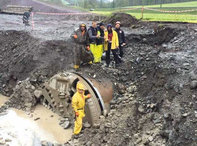 Nicht in einer Baugrube, sondern an der Geländeoberfläche: „Auftauchen“ der Tunnelbohrmaschine nach dem Vortrieb für das Kraftwerk Rufi. | Foto: Jackcontrol Nicht in einer Baugrube, sondern an der Geländeoberfläche: „Auftauchen“ der Tunnelbohrmaschine nach dem Vortrieb für das Kraftwerk Rufi. | Foto: Jackcontrol