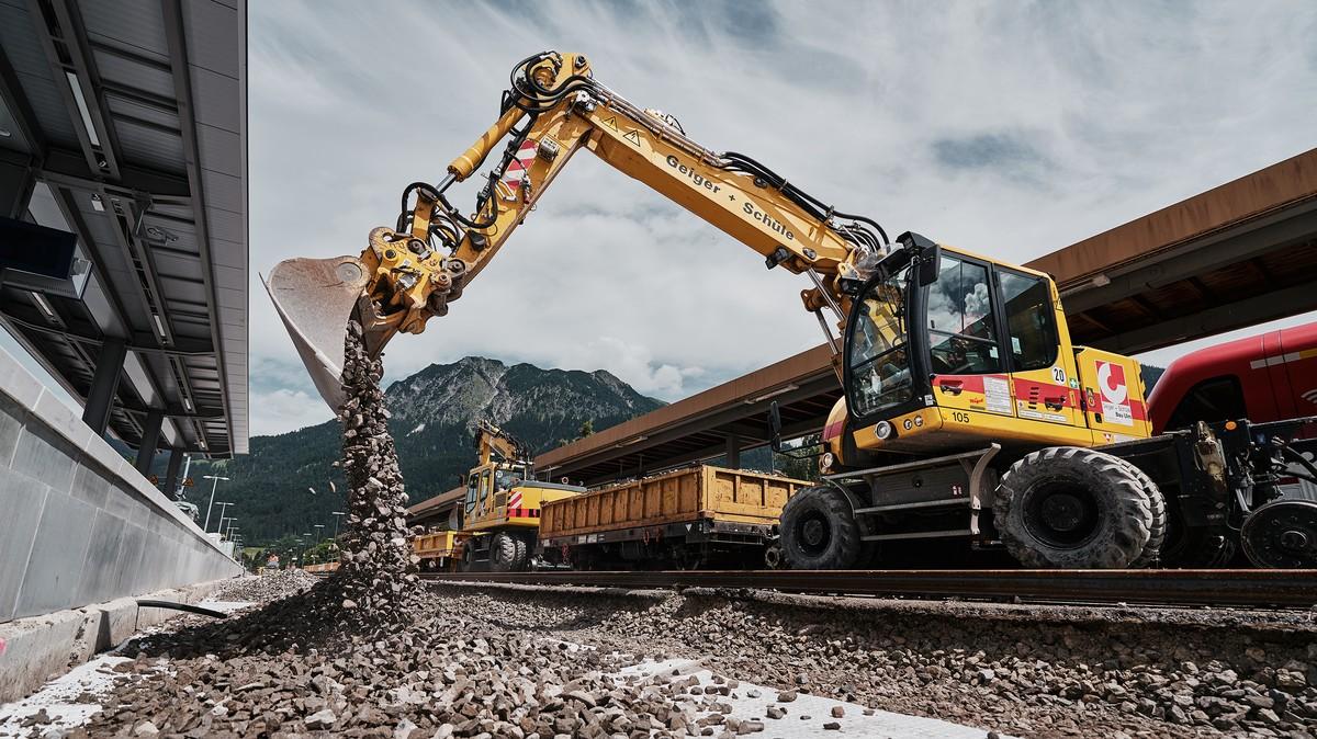 Die Liebherr-Zweiwegebagger A 922 Rail Litronic bieten ein ideales Fahrverhalten für anspruchsvolle Arbeiten auf dem Gleis. | Foto: Liebherr