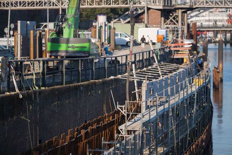 Um die Sicherheit der Uferlinie und der darüberliegenden Gebäude zu gewährleisten, wurde eine neue, vorgesetzte Spundwand errichtet. | Foto: Heidelberg Materials AG I Sebastian Engels