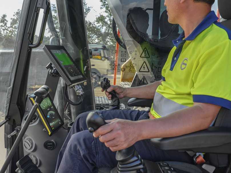 Gute Sicht nach draußen und drinnen alles im Griff: Auf dem als Option verfügbaren, 10 Zoll großen „Co-Pilot“-Display (im Bild oben) kontrolliert der Fahrer die verschiedenen Apps der „Dig Assist“-Maschinensteuerung, darunter 2D- oder 3D-Steuerung, Auslegerautomatik und Wiegesystem. | Foto: Volvo CE Gute Sicht nach draußen und drinnen alles im Griff: Auf dem als Option verfügbaren, 10 Zoll großen „Co-Pilot“-Display (im Bild oben) kontrolliert der Fahrer die verschiedenen Apps der „Dig Assist“-Maschinensteuerung, darunter 2D- oder 3D-Steuerung, Auslegerautomatik und Wiegesystem. | Foto: Volvo CE