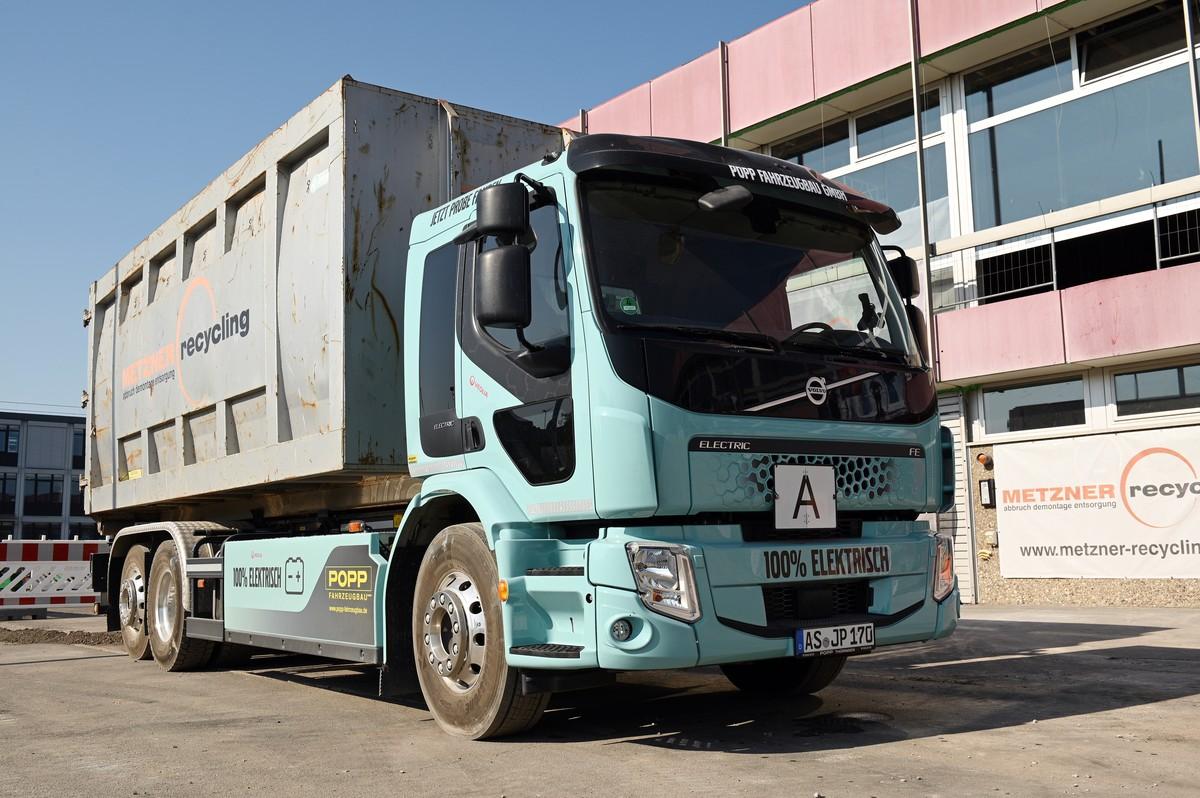 Der vollelektrische Volvo FM 6x2 Electric fungiert als Abrollkipper und übernimmt den Schrottcontainer-Transport. | Foto: QUATEX