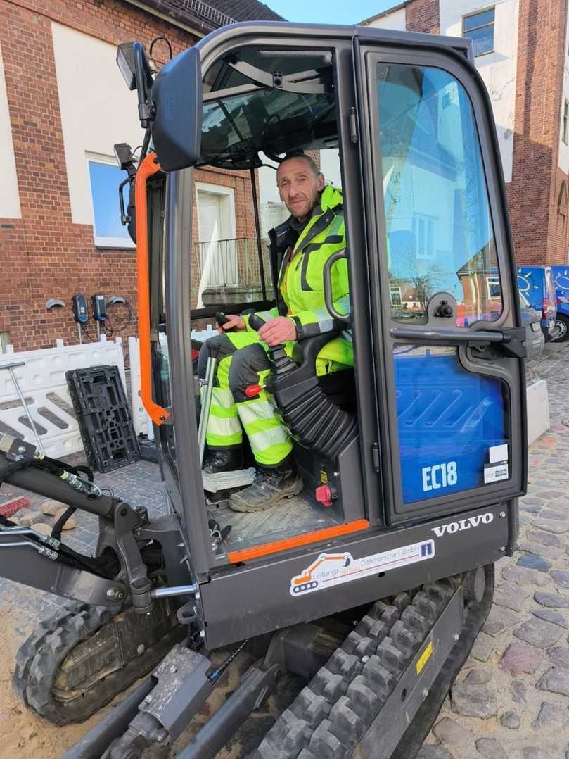 Ralf Schulz, Mitarbeiter beim Leitungstiefbau Dithmarschen und der Erste auf dem EC18 Electric | Foto: Swecon