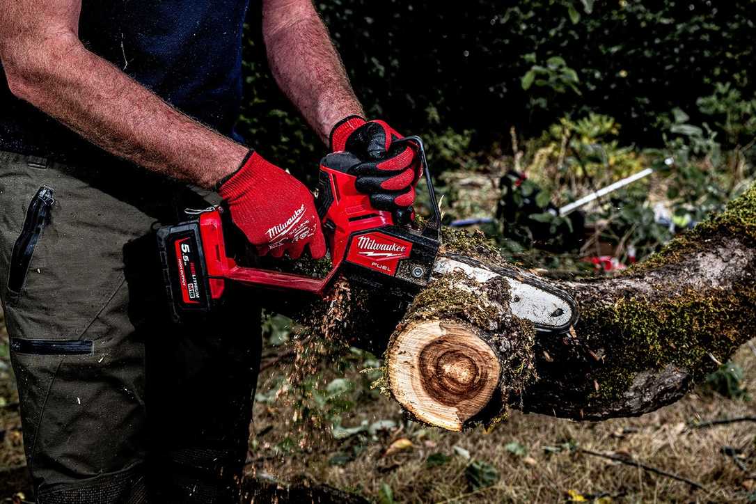 So tickt die Akku-AstsÀge mit 18 Volt von Milwaukee So tickt die Akku-AstsÀge mit 18 Volt von Milwaukee