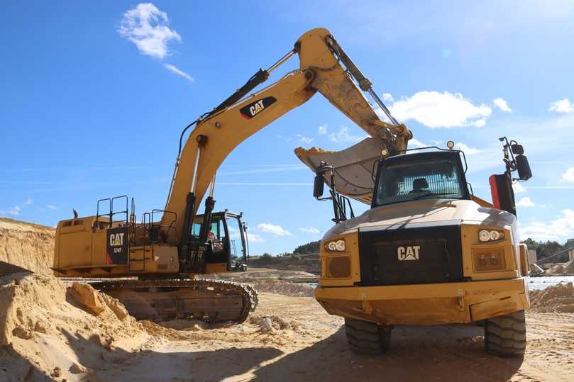 Ein Cat Kettenbagger 374 FL ist im Trockenabbau beschäftigt, den stark verfestigten Sand-stein zu lösen und zu verladen. | Foto: Zeppelin