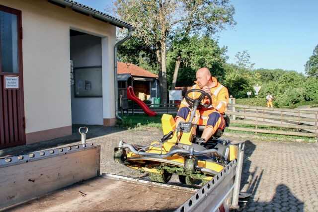 Klaus Hirscheider fährt den Stiga Frontmäher zum Transport auf den Anhänger. Am Gerät vermisst er lediglich die Zurrpunkte für die Sicherungsgurte vorne.