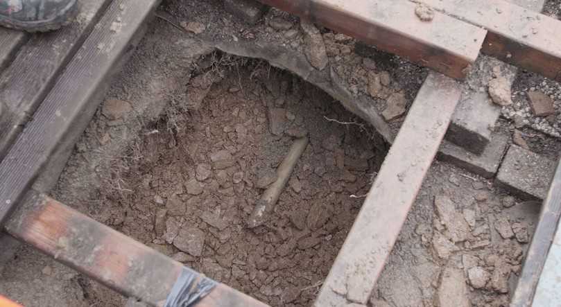 Mit der Ankunft des Bohrkopfes in der Zielgrube auf der Terrasse unmittelbar am Haus ist die 30 m lange Pilotbohrung komplett. | Foto: Tracto-Technik Mit der Ankunft des Bohrkopfes in der Zielgrube auf der Terrasse unmittelbar am Haus ist die 30 m lange Pilotbohrung komplett. | Foto: Tracto-Technik