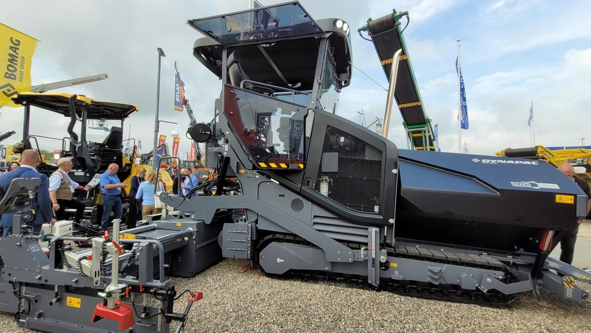 Dynapac hat seinen Straßenfertiger SD25 80C frisch überarbeitet. Es gibt ihn auch mit Elektroantrieb. | Foto: B_I MEDIEN/Brinkmeier Dynapac hat seinen Straßenfertiger SD25 80C frisch überarbeitet. Es gibt ihn auch mit Elektroantrieb. | Foto: B_I MEDIEN/Brinkmeier