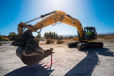 Sebastian Behr greift nach der Bagger-Krone