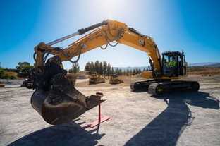 Sebastian Behr greift nach der Bagger-Krone