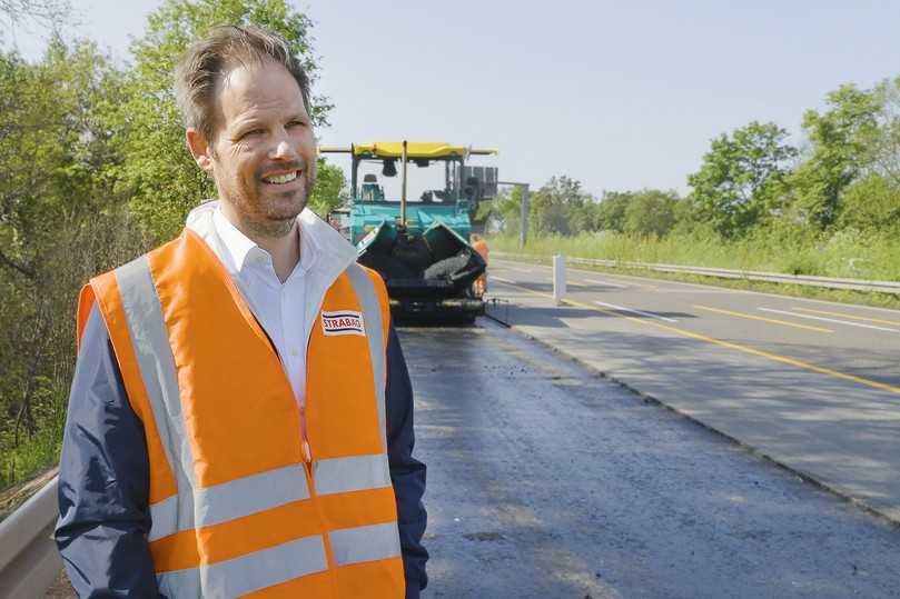 „Wir können die Prozessabwicklung mit bitumenstabilisiertem Material deutlich effektiver und schneller gestalten. Wir sind stark daran interessiert, dieses Thema voranzutreiben, weil wir uns auf die Fahnen geschrieben haben, bis 2040 Klimaneutralität zu erreichen“, sagt Stephan Ehlers, Technischer Gruppenleiter bei der Strabag. | Foto: hs „Wir können die Prozessabwicklung mit bitumenstabilisiertem Material deutlich effektiver und schneller gestalten. Wir sind stark daran interessiert, dieses Thema voranzutreiben, weil wir uns auf die Fahnen geschrieben haben, bis 2040 Klimaneutralität zu erreichen“, sagt Stephan Ehlers, Technischer Gruppenleiter bei der Strabag. | Foto: hs