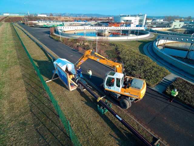 Herstellung des Rohrstranges aus PEHD mittels Stumpfschweißen an der Kläranlage Dresden-Kaditz | Foto: Pfaffinger Herstellung des Rohrstranges aus PEHD mittels Stumpfschweißen an der Kläranlage Dresden-Kaditz | Foto: Pfaffinger