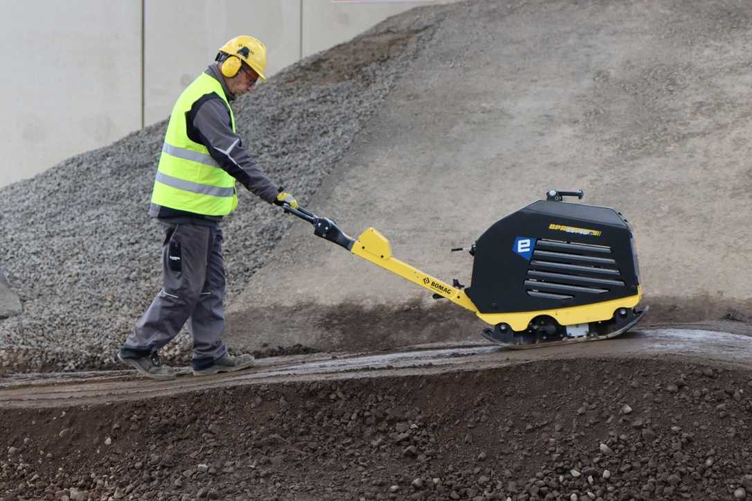 Emissionsfreie Verdichtung: BOMAG präsentiert auf der GaLaBau neue e-Performance-Platten