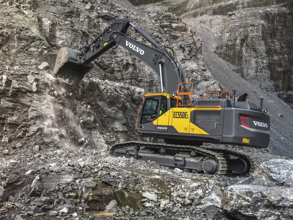 Leistungsstarker Motor und Hydraulik: Der Volvo-CE-Raupenbagger EC550E demonstriert auf der Steinexpo, dass er auch locker bei den Großen mithalten kann. | Foto: Volvo CE Leistungsstarker Motor und Hydraulik: Der Volvo-CE-Raupenbagger EC550E demonstriert auf der Steinexpo, dass er auch locker bei den Großen mithalten kann. | Foto: Volvo CE