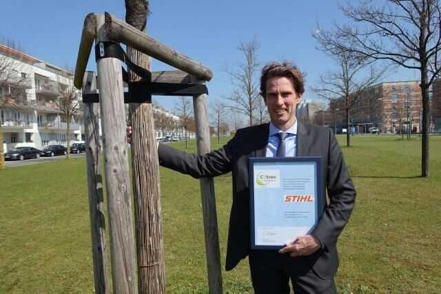 Michael Liehr von der Stihl Vertriebszentrale übernahm die C2tree-Baumpatenschaft bei strahlendem Wetter am ersten Messetag. Michael Liehr von der Stihl Vertriebszentrale übernahm die C2tree-Baumpatenschaft bei strahlendem Wetter am ersten Messetag.