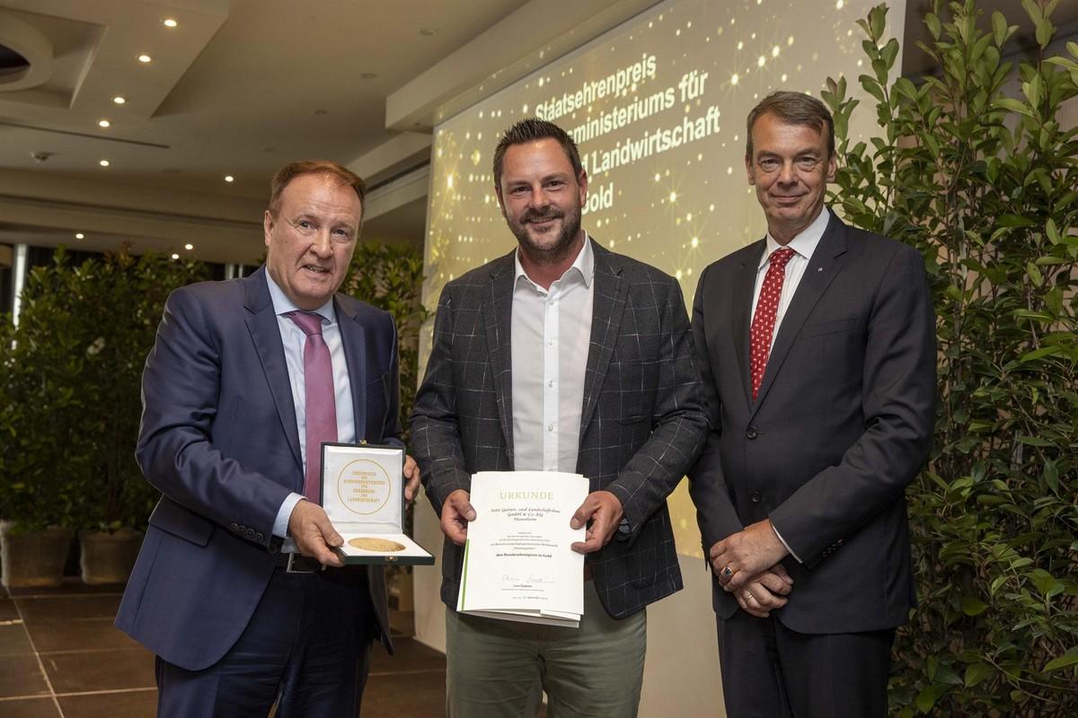 Den „BGL-Ehrenpreis“ für hervorragende Leistungen im landschaftsgärtnerischen Pflegewettbewerb gewann die Firma Seitz Garten- und Landschaftsbau für ihre Wechselflorflächen sowie die Freilandausstellung der Dahlien im Spinelli-Park. Das Unternehmen gewann auch den landschaftsgärtnerischen Bau-Wettbewerb mit seinem Themengarten „Auszeit“. Dafür erhielt Geschäftsführer Jochen Seitz (Mitte) auch den „Bundesehrenpreis in Gold“ des BMEL, überreicht von Ministerialdirigent Walter Dübner (links). | Foto: Bernhard Kreutzer/BGL Den „BGL-Ehrenpreis“ für hervorragende Leistungen im landschaftsgärtnerischen Pflegewettbewerb gewann die Firma Seitz Garten- und Landschaftsbau für ihre Wechselflorflächen sowie die Freilandausstellung der Dahlien im Spinelli-Park. Das Unternehmen gewann auch den landschaftsgärtnerischen Bau-Wettbewerb mit seinem Themengarten „Auszeit“. Dafür erhielt Geschäftsführer Jochen Seitz (Mitte) auch den „Bundesehrenpreis in Gold